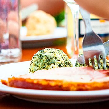 Spinatknödel mit Kümmelbraten der Buschenschank Gilg in Hagenbrunn