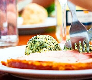 Spinatknödel mit Kümmelbraten der Buschenschank Gilg in Hagenbrunn