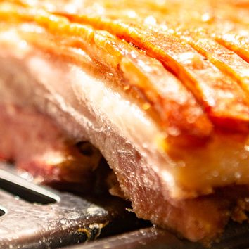 Heuriger Gilg Krustenbraten am Warmen Buffet in Hagenbrunn