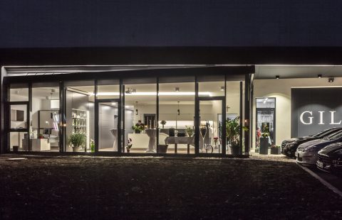 Aussenansicht des neuen Weinkellers bei Nacht