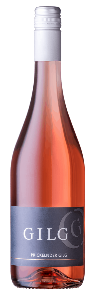 Eine elegante durchsichtige Weinflasche mit weißem Verschluss und dunklen Etikett. Prickelnder GILG Rosé Frizzante