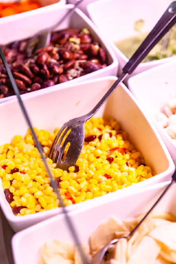 weiße Schüsseln mit Mais und bohnen Salat