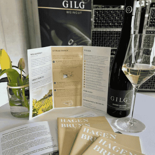 Flyer für Hagenbrunn der Weg zum Wein, eine Falsche und ein Glas mit Grünem Veltliner von GILG
