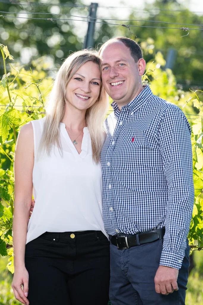 Katharina Und Stefan Gilg an einem Sonnigen Tag im Weingarten